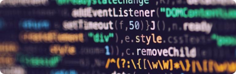 Närbild på skärm fylld med programmeringskod i färgade tecken; grönt, blått, orange och vitt mot svart bakgrund