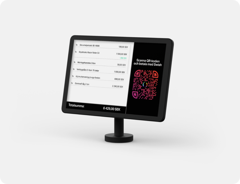 Digital svart kunddisplay visar vit kvittolista och totalsumma, bredvid en färgstark QR-kod i rött, blått och lila för Swish-betalning