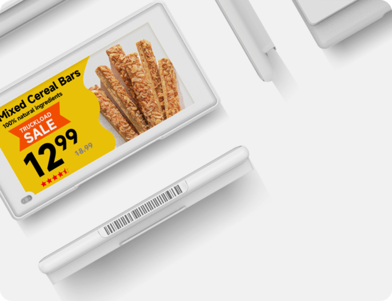 Elektronisk vit prisskylt i liggande format med gul-röd reaskylt, svart text och bild på frasiga müslibars