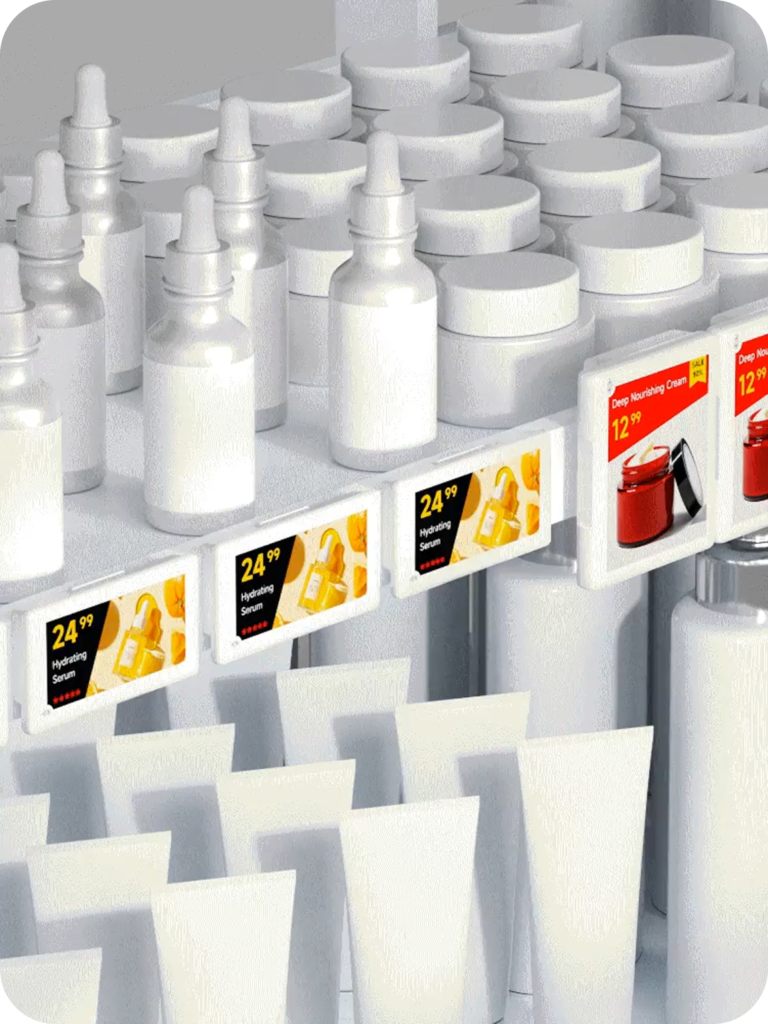 Hylla med vita kosmetikaförpackningar i olika former, kompletterad med digitala hylletiketter som visar produktbilder, priser och erbjudanden