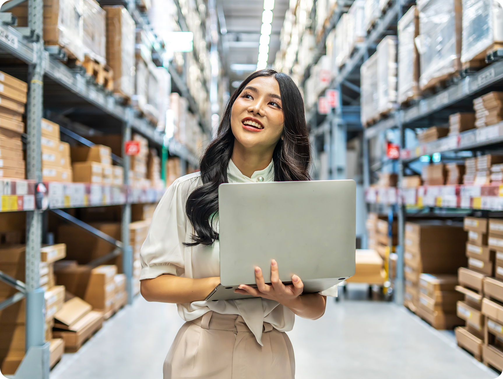 Person använder surfplatta i modern butik, symboliserar hur teknik och människor samverkar i handeln.