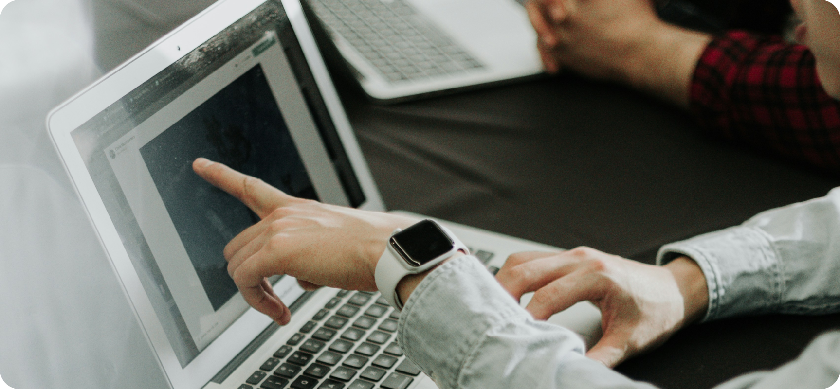 Team som samarbetar vid laptops, symboliserar dataflöde mellan POS och ERP.
